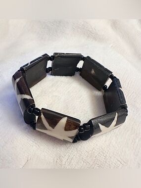 Kenyan Stretchable beaded Bone
Black & Cream Starburst Stretch Bracelet